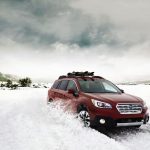 Subaru Outback en nieve y conducción de invierno